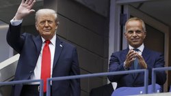 Jean-Frédéric Dufour (d.) et Donald Trump (g.) début septembre lors de la finale de l'US Open à New York.