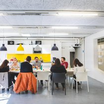 Studio Banana (photo) est spécialisée dans la transformation d’espaces de travail. Pour l’agence lausannoise, «le m2 est devenu trop cher pour s’imaginer que l’on se rend au travail pour envoyer des e-mails, seul devant son écrant».