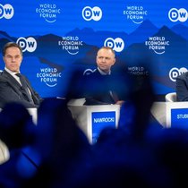 Le secrétaire général de l'Otan Mark Rutte (à gauche), aux côtés du président polonais Karol Nawrocki (centre) et du président finlandais Alexander Stubb (droite).