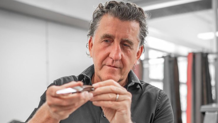 Michael Bach est fabricant en fondant Sknife.
