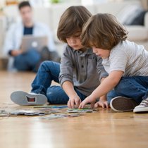 Pour que les enfants puissent jouer sur un sol agréablement chaud, les anciens systèmes de chauffage au sol ont parfois besoin d’être assainis.