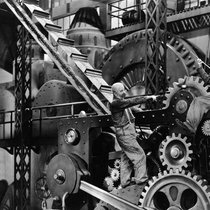 Dans le film «Les temps modernes», sorti en 1936, Charlie Chaplin montre l’absurdité de la vie d’un ouvrier d’usine, employé sur une chaîne de production. Une critique du taylorisme, né à la fin du XIXe siècle, qui repose sur la division des tâches au sein de l’entreprise.