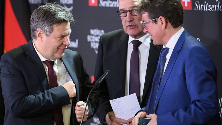 Le vice-chancelier allemand Robert Habeck et ses homologues suisses Guy Parmelin et Albert Rösti veulent avancer sur un accord sur le gaz mais avec l'Italie.