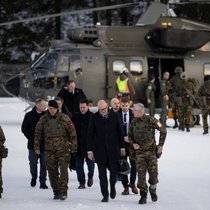 Bundesrat Martin Pfister (Bildmitte) besucht gemeinsam mit dem Chef der Armee, Korpskommandant Benedikt Roos (Dritter von links), begleitet.