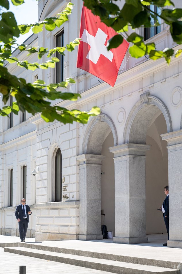 L'avocat représentant la banque attend la lecture du jugement.