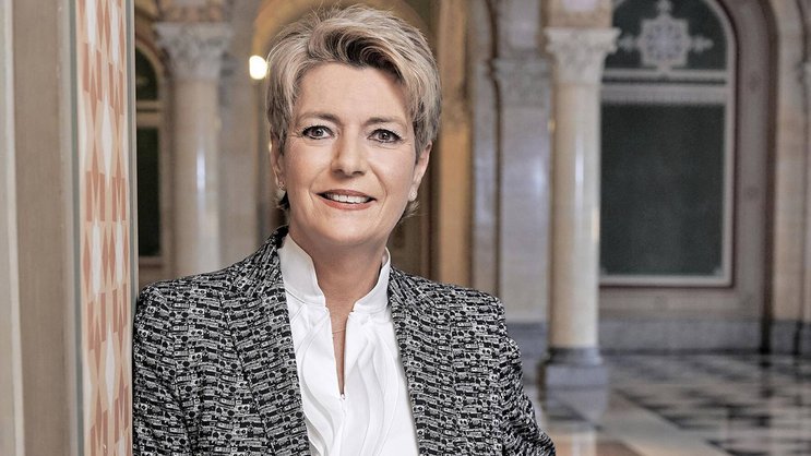 La conseillère fédérale Karin Keller-Sutter: «Sa tenue reflète une personne ferme, experte, compétente, crédible, tout en respectant sa féminité. Adaptée à sa position, sa silhouette et sa typologie chromatique.»