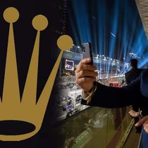 Le patron de Rolex, Jean-Frédéric Dufour, prend un selfie lors d'une course de Formule 1.