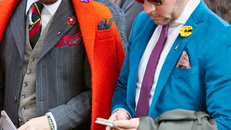 Des cravates multicolores à la Fashion Week de Milan: ce que les Italiens montrent en matière de mode est souvent suivi avec un certain retard en Suisse.