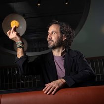 Le site d’e-commerce QoQa (en photo: Fabio Monte, responsable opérationnel) enregistre 20% de ses ventes en Suisse alémanique.