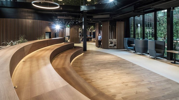 Pour attirer les jeunes talents, certains misent sur leurs locaux. C’est le pari de la surface industrielle Beezi, un espace de coworking qui vient d’être inauguré à Tolochenaz (VD). La PME Durrer Technik sera le premier «locataire-ambassadeur» du bâtiment. Son directeur, Alexandre Vilar, apprécie les zones vertes aménagées, le fitness et les espaces de détente.