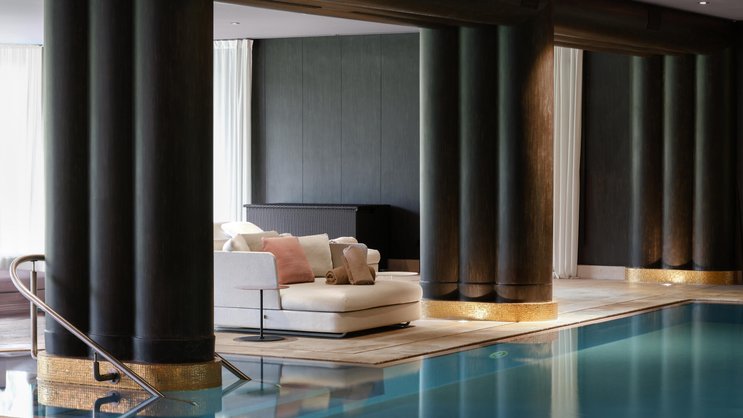 Entre spa, restaurants et navette lacustre privée, La Réserve Genève mise sur l’évasion sans quitter les rives du Léman.
