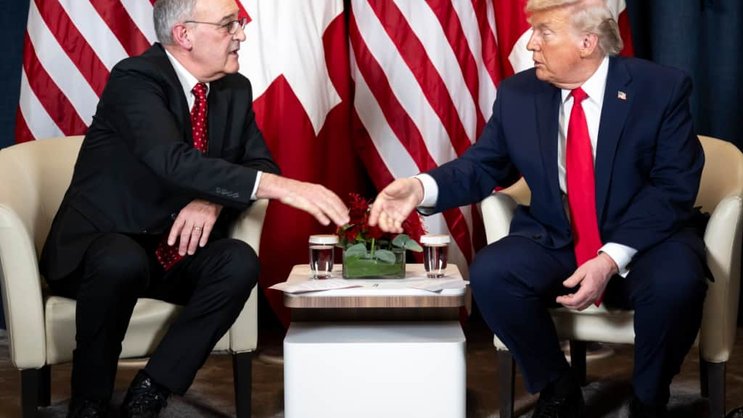 Guy Parmelin et Donald Trump se serrent la main au début de leur entretien à Davos.