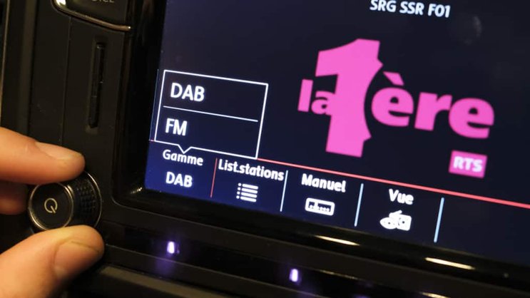 Les automobilistes devraient à nouveau pouvoir écouter les programmes de la RTS en FM (image d'illustration).