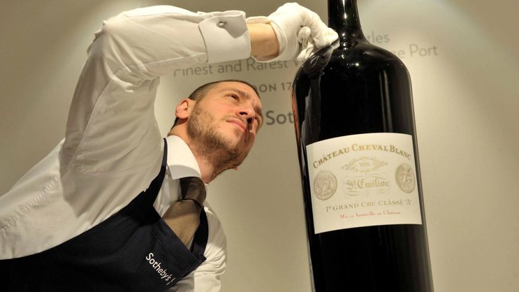 Une bouteille de Saint-Emilion, Château Cheval Blanc 2006, vendue aux enchères par la maison Sotheby’s. Ce type de vin exceptionnel peut atteindre un prix compris entre 4000 et 5500 francs.