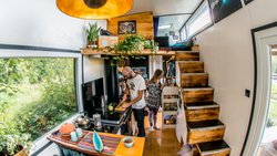 Alors que les grands appartements restent occupés par de nombreux seniors en Suisse, les tiny houses, ces micro-maisons compactes et autonomes, apparaissent comme une alternative minimaliste face à la pénurie de logements.