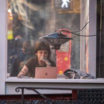 La frontière entre travail et voyage sera de plus en plus floue. C’est l’un des constats du rapport «Hospitality Trends 2023» réalisé par Lionel Saul et Tatyana Tsukanova, assistant et associée de recherche à l’EHL.