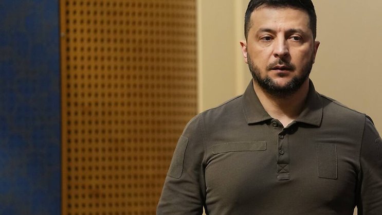 "Sans armes de longue portée, il est difficile non seulement de mener à bien les missions offensives, mais aussi, pour être honnête, les opérations défensives", a déclaré M. Zelensky lors d'une visite à Prague.