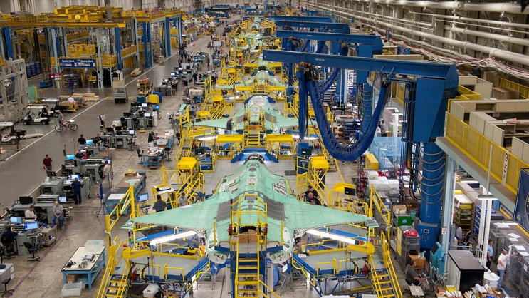Dans l’usine Lockheed Martin de Fort Worth (Texas), des ouvriers assemblent le fuselage avant du chasseur F‑35 Joint Strike Fighter.