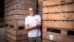 Avril 2023: Dominique Locher reprend la présidence de Farmy. Ici au domaine agricole de la famille Jean-Pierre Ducret, à Ecublens. En juin 2023, le trio dirigeant annonce avoir pu lever 10,5 millions de francs.