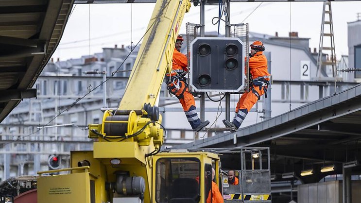Des employés des CFF démontaient les anciens signaux, dimanche matin, pour les remplacer par des nouveaux appareils.