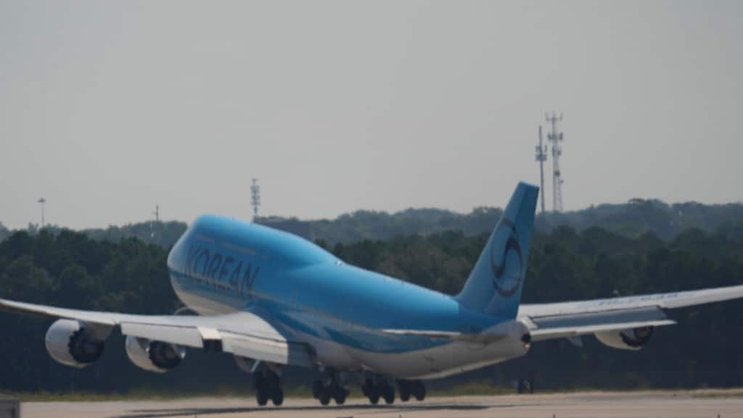 L'avion de la Korean Airlines a finalement pris son envol au départ d'Atlanta pour Séoul, jeudi. A son bord, les travailleurs sud-coréens qui avaient été arrêtés lors d'un raid des agents de l'immigration chez Hyundai.