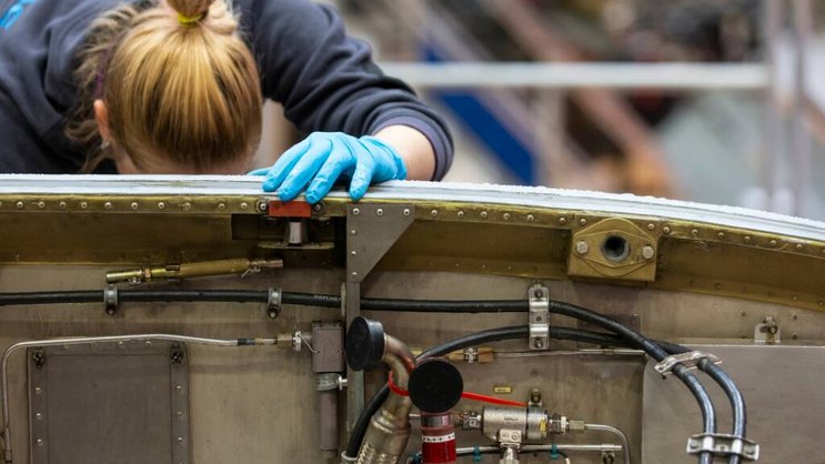Une employée de l'entreprise d'armement Ruag au travail (photo d'archives)