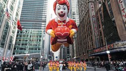 Les frères McDonald commencent à franchiser leurs restaurants aux Etats-Unis en 1953. En Suisse, la première franchise s'ouvre en 1976 à Genève. Aujourd’hui, l’enseigne compte 170 établissements dans le pays.