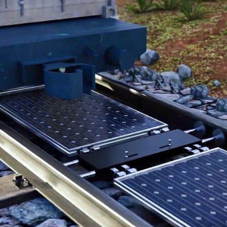 L’exploitation des 7 millions de mètres carrés de surfaces disponibles entre les rails en Suisse permettrait de produire autant d’électricité que 350 000 toits de maisons dotés de panneaux solaires.