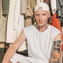 Grâce à ce prix, Yannik Zamboni a pu codévelopper une nouvelle ligne baptisée Rare/Self et présenter Maison blanche à la Fashion Week de New York en septembre 2022.