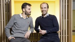 Etienne Friedli, de Tayo (à g.), et Edgar Haldimann, chez Romande Energie. Le groupe est entré dans le capital de la jeune pousse en septembre 2019.