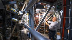 En 2023, le tokamak de l’EPFL fêtait ses 30 ans. Cet instrument de recherche sur la fusion nucléaire (ici avec Yves Martin) reproduit les réactions qui ont lieu au cœur des étoiles. Objectif: la recherche d’une source d’énergie propre, sûre et potentiellement inépuisable.
