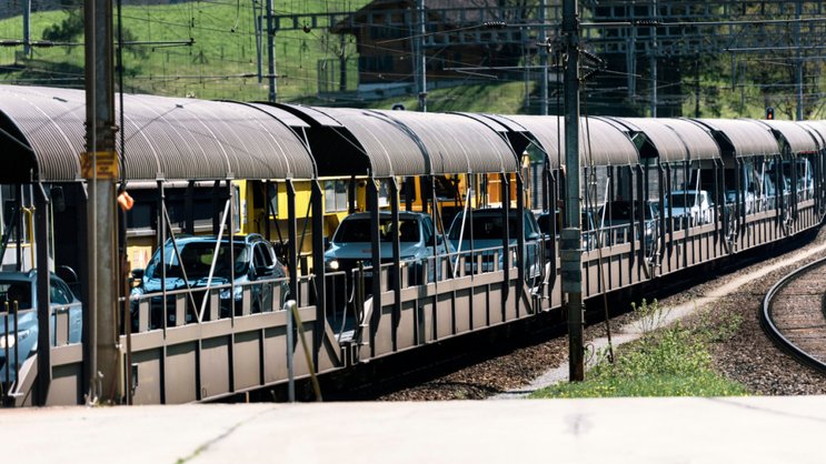 Les automobilistes peuvent à nouveau charger leurs voitures sur le train à Goppenstein (archives).