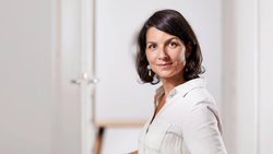 Eglantine Jamet, chercheuse en sciences sociales, cofonde avec Sigolène Chavane, consultante et coach en management, la société Artemia en 2018. Le cabinet de recrutement et de conseil accompagne les entreprises pour une meilleure mixité. Il est présent à Lausanne et à Berne.