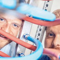 Sam Harrison et Remco van Erp conçoivent des systèmes pour refroidir les semi-conducteurs.