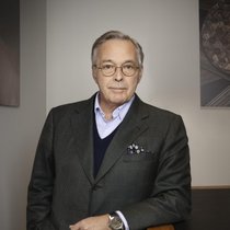 Karl-Friedrich Scheufele est co-président et co-propriétaire de Chopard. Âgé de 68 ans, il est responsable du secteur horloger de l'entreprise familiale.