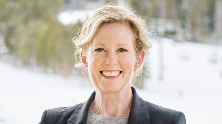 Kirsten Lynch est la CEO de Vail Resorts. Avec son Epic Pass à 1025 dollars par saison, la société donne libre accès aux pistes de toutes les stations du groupe Vail Resorts dans le monde.