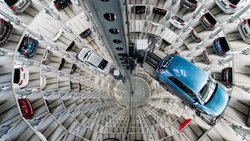 Le patron de Mercedes, Ola Källenius, évoque "une transformation comme on en voit tous les 100 ans, dans un environnement balayé par un ouragan force 5". Tandis que Marylise Léon, à la tête de la CFDT, a qualifié le moment d'"historique" et de "charnière", devant la presse cette semaine également.
