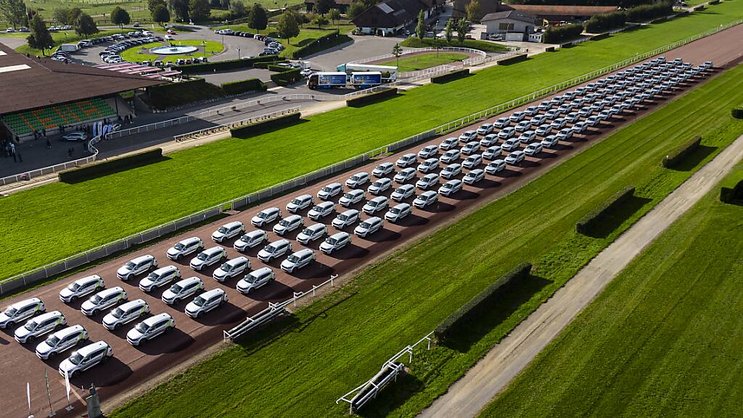 Nestlé a choisi l'hippodrome d'Avenches pour échanger sa flotte de voitures de fonction, désormais 100% électrique.