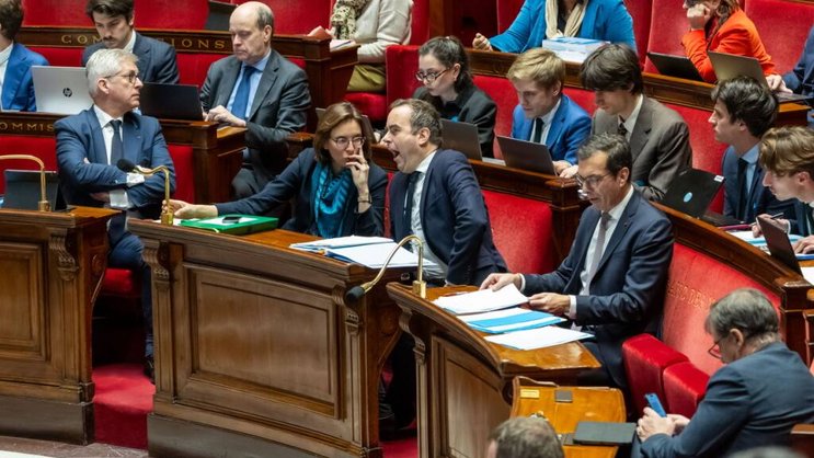 L'Assemblée nationale française a rétabli la suspension de la réforme des retraites.