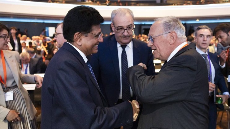 Le ministre indien du Commerce et de l’Industrie, Piyush Goyal, accueilli par le conseiller fédéral Guy Parmelin et l’ancien conseiller fédéral Johann Schneider-Ammann, lors du salon Swissmem Industry Day.