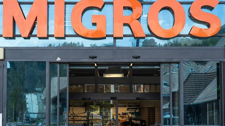 Les marchandises pour les magasins Migros au Tessin prendront le train et traverseront le Gothard (archives).