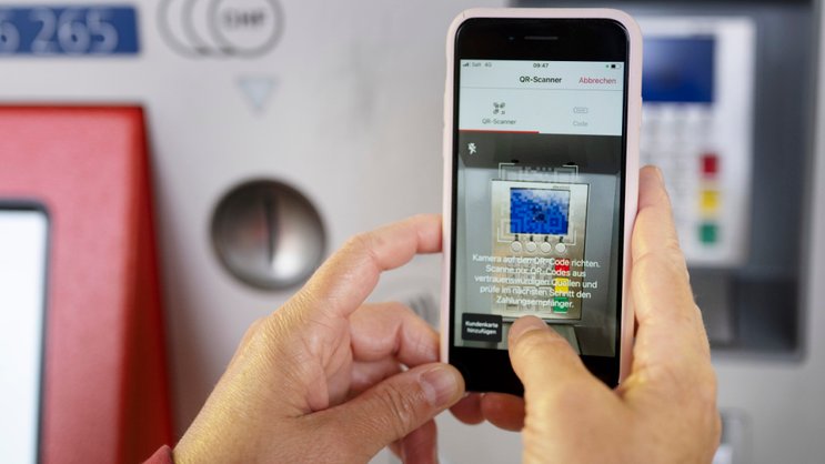 Les Suisses sont de plus en plus nombreux à payer avec leur smartphone. (archive)