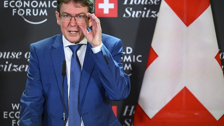 Le conseiller fédéral Albert Rösti souhaite que les entreprises suisses jouent un rôle de premier plan dans la course à la décarbonation mondiale.