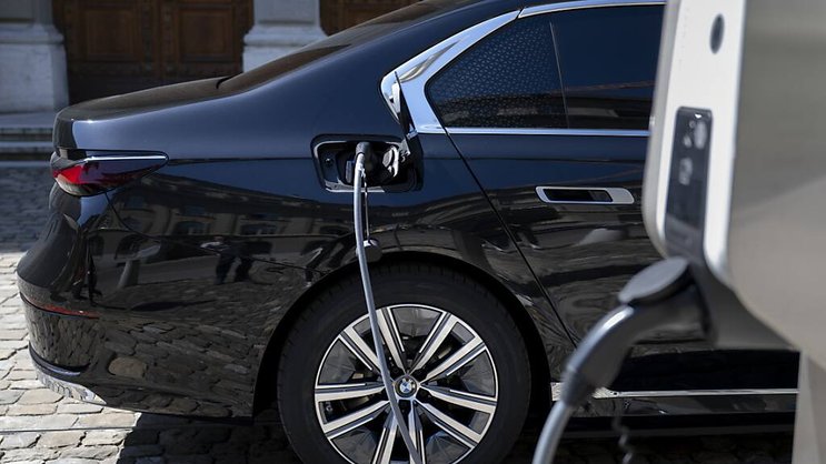 La part des voitures de tourisme purement électriques a gagné 3,5 points de pourcentage à 19,8% et celle des hybrides rechargeables un demi-point à 8,9%, mais ces rythmes de pénétration ont nettement ralenti par rapport aux années précédentes (archives).