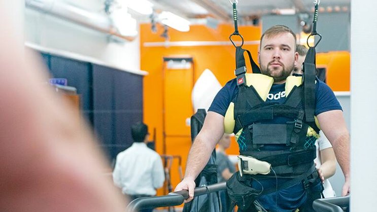 Les chercheurs Grégoire Courtine et Jocelyne Bloch, de l’EPFL et du CHUV, ont réalisé un implant sans fil qui envoie des stimulations électriques dans la moelle épinière des personnes paraplégiques.