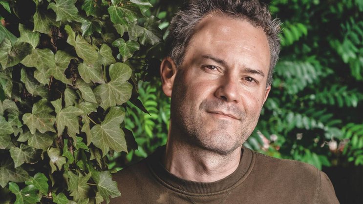 Eloi Laurent incarne le besoin de repenser de fond en comble l’économie face à une planète qui s’essouffle dangereusement sous le poids de son espèce dominante.