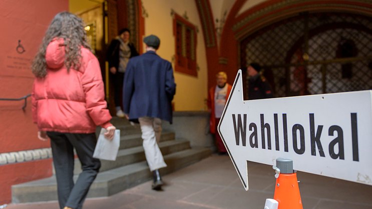 Les personnes qui voulaient voter de manière électronique à Bâle-Ville sont appelées à déposer leurs votes dans la boîte aux lettres ad hoc de l'Hôtel de Ville ou à se rendre dans leur bureau de vote dimanche (archives).