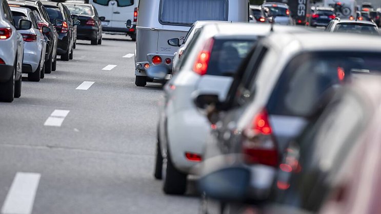 Au tunnel du Gothard, le trafic en direction du sud était ralenti par un bouchon de 10 km vendredi après-midi (archives).