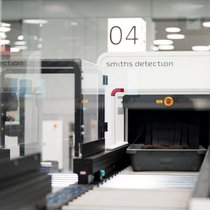 Grâce à la nouvelle infrastructure de contrôles, les liquides peuvent rester dans les bagages à main et les bacs qui transportent ces derniers sont ramenés automatiquement à leur point de départ, une fois vidés.