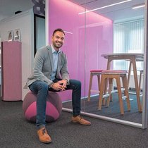 Nicolas Caloz, responsable du programme CorporateCare au Groupe Mutuel. L'assureur collabore avec un ergonome pour prévenir les troubles musculosquelettiques.